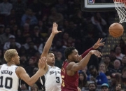 开云APP-骑士队队员在场上相互配合赢得比赛