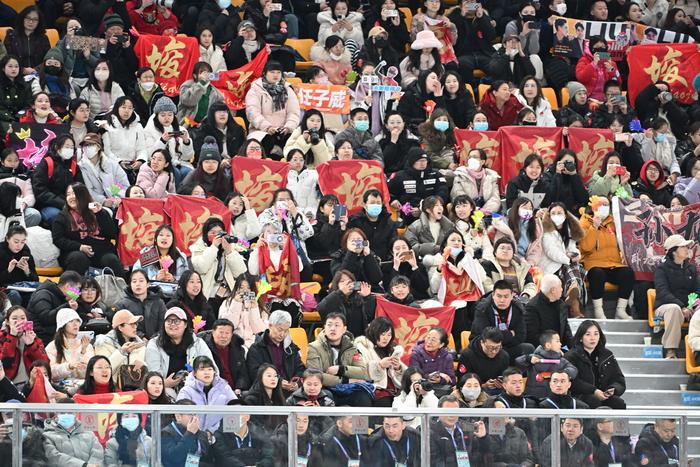 赛场上的瞬间精彩，观众沸腾不已