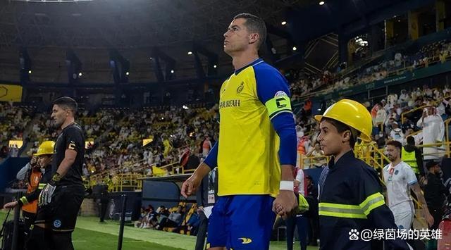 包含克里斯蒂亚诺·罗纳尔多梅开二度，帮助葡萄牙赢得关键胜利的词条