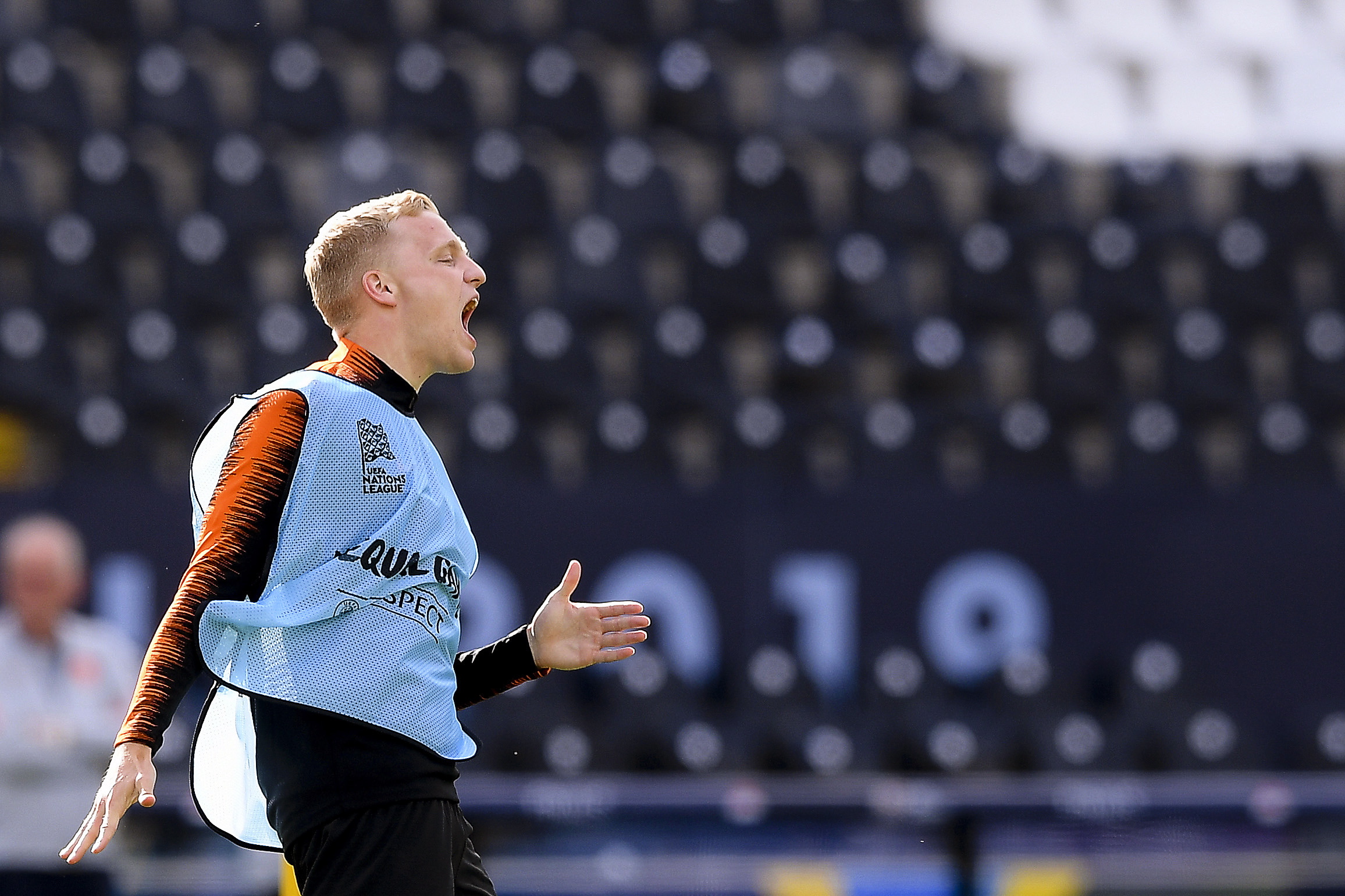 包含AC米兰狭胜泽尼特，零距离杀入世界足球联赛半决赛的词条