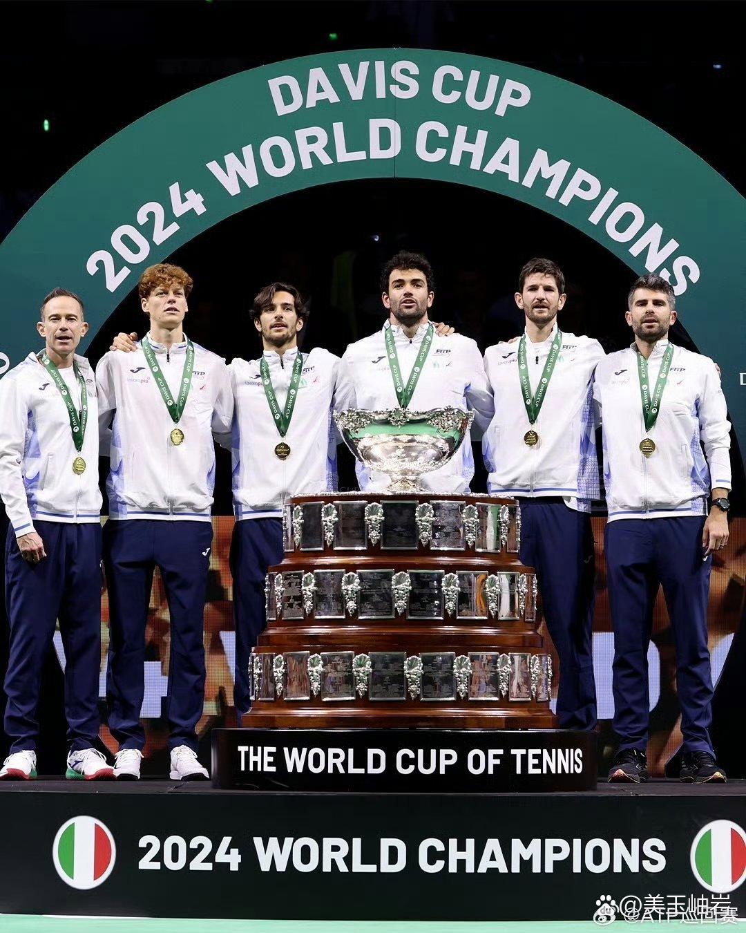 罗马球迷举办庆典,纪念球队夺得赛季冠军的简单介绍 罗马球迷举办庆典,纪念球队夺得赛季冠军的简单介绍