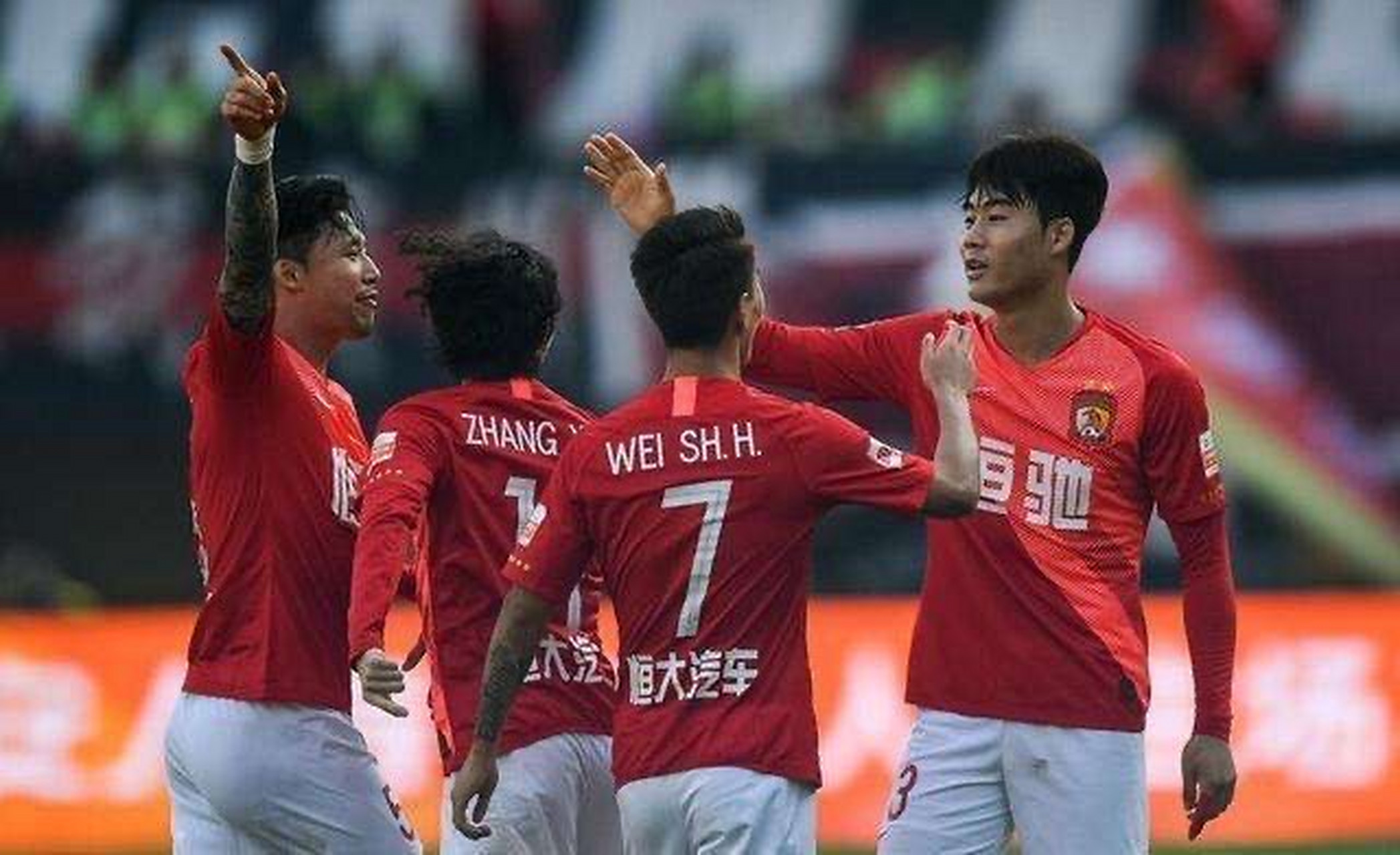 包含广州恒大半场领先山东鲁能两球优势明显的词条