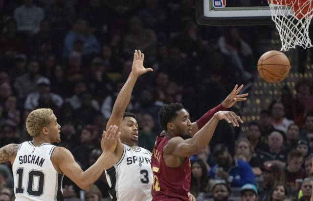 骑士队队员在场上相互配合赢得比赛 骑士队队员在场上相互配合赢得比赛