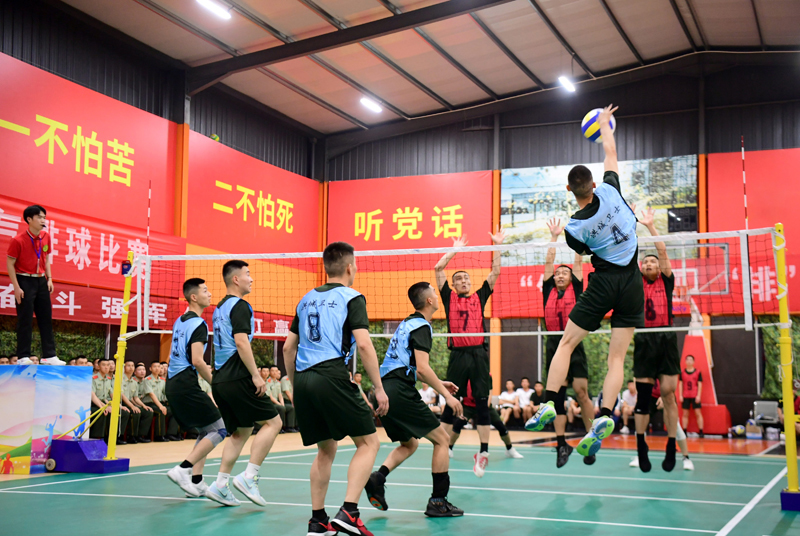 球员们在比赛中拼尽全力，为胜利而战