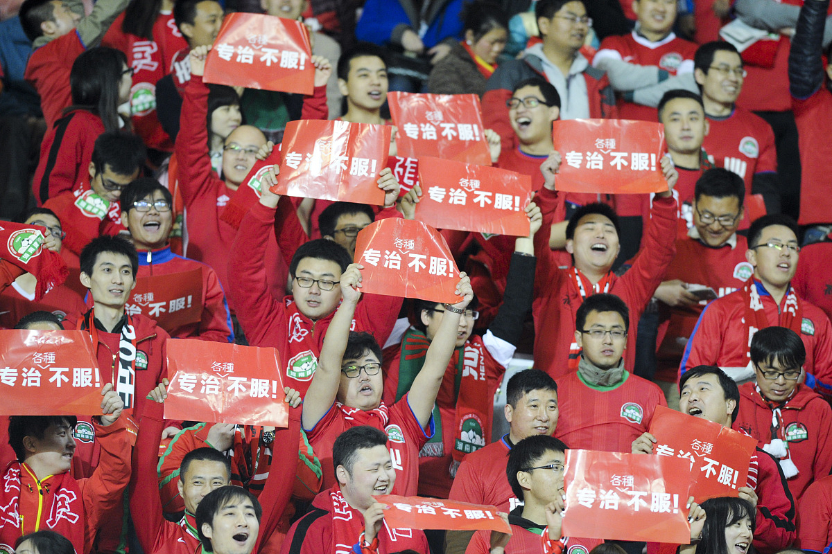 球员们在比赛中拼尽全力，为胜利而战