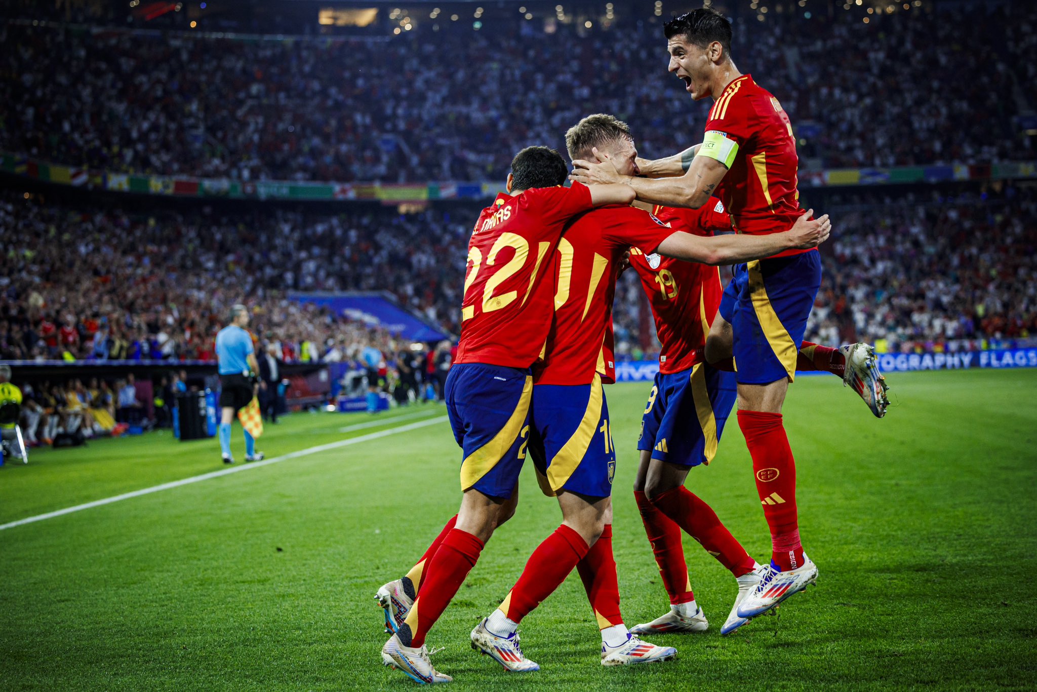 包含西班牙队击败乌克兰队，晋级下一轮的词条
