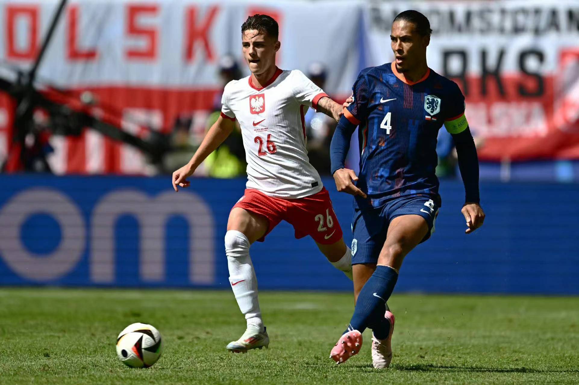 波兰球员积极拼搏，为胜利全力以赴的简单介绍