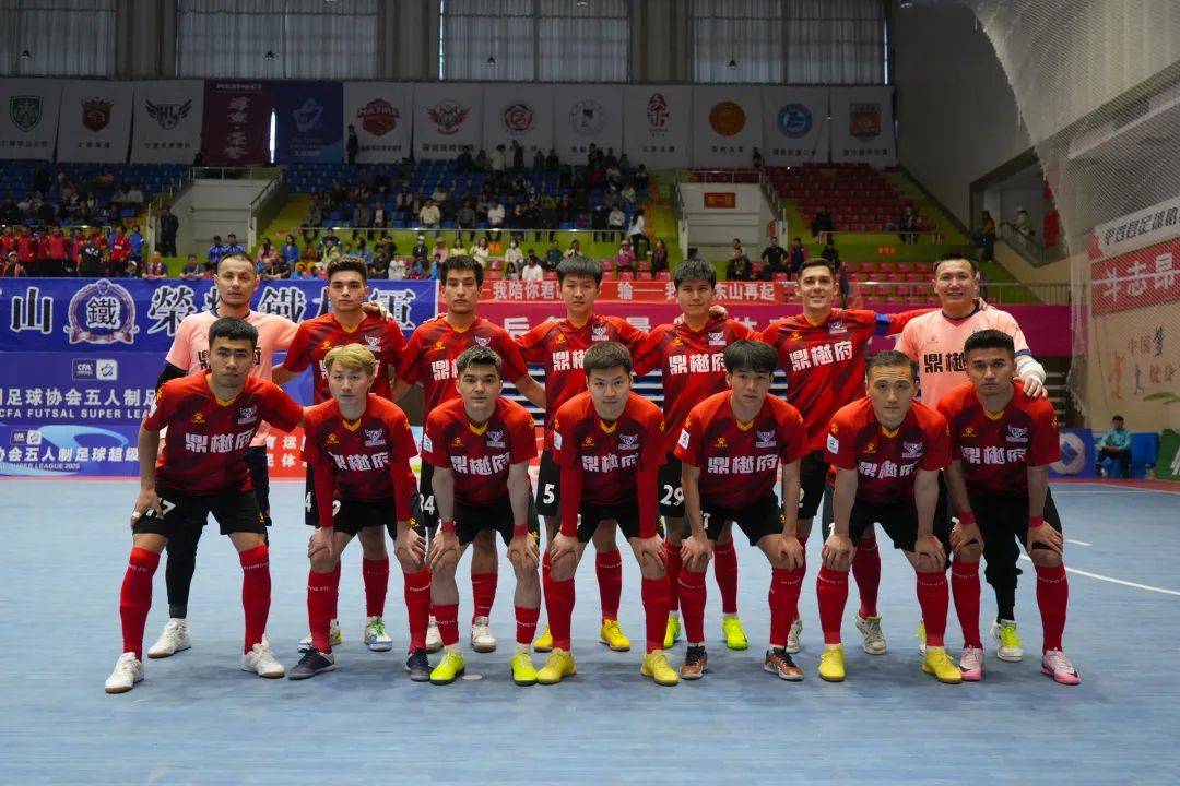 关于中国足球联赛多支球队陷入财政危机，倒闭风险加剧的信息