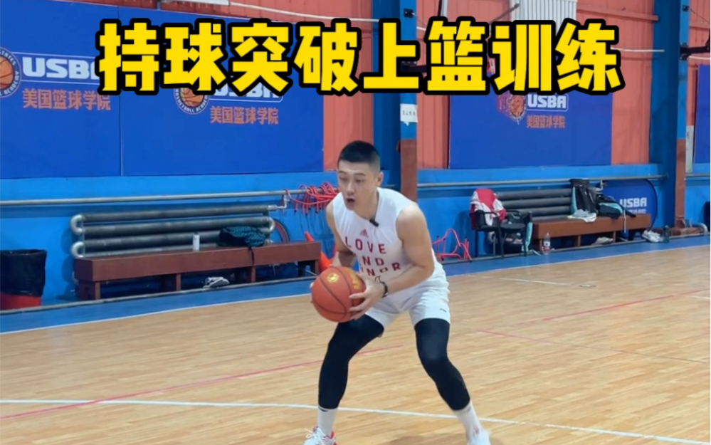 越南队员突破防线，取得进球