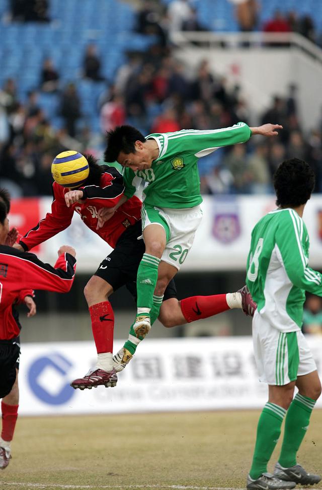 西班牙队在关键时刻逆转比赛，成功晋级