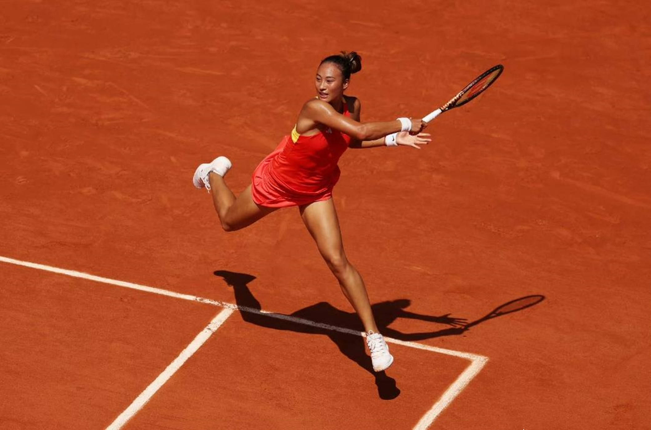 女足球员个人表现受瞩目，助力团队