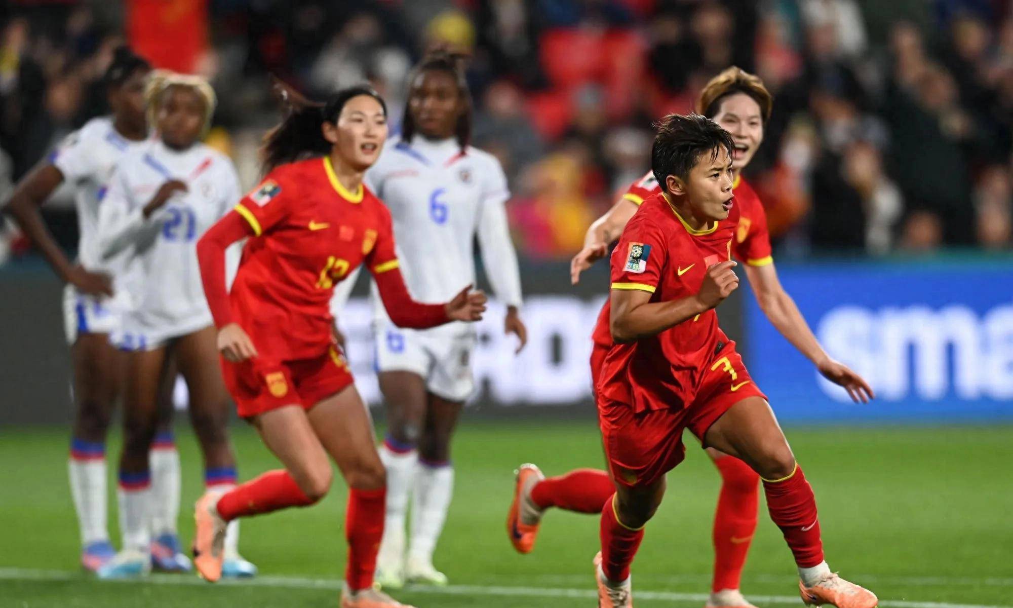 女足球员个人表现受瞩目，助力团队