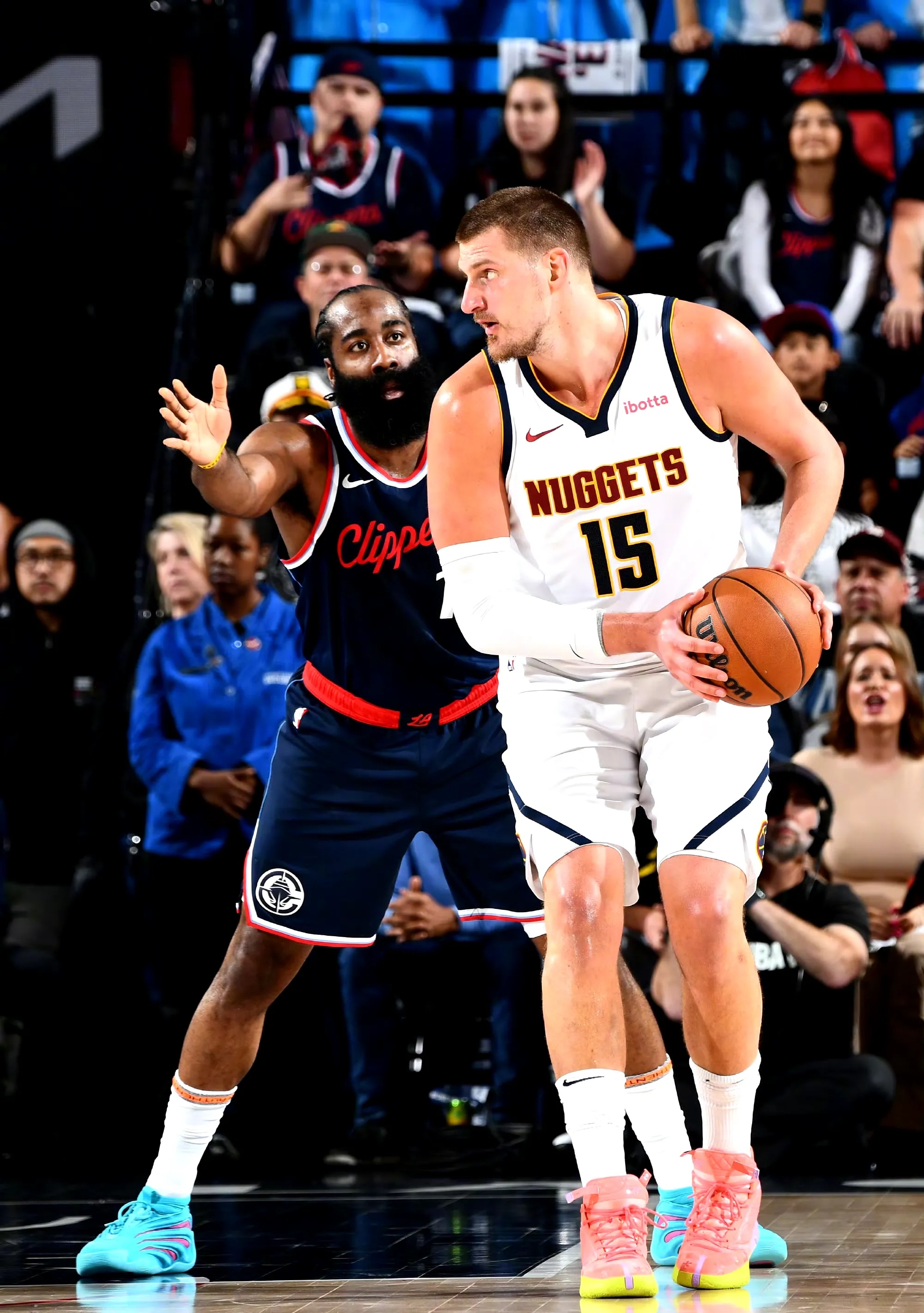 詹姆斯在纽约的比赛中续约