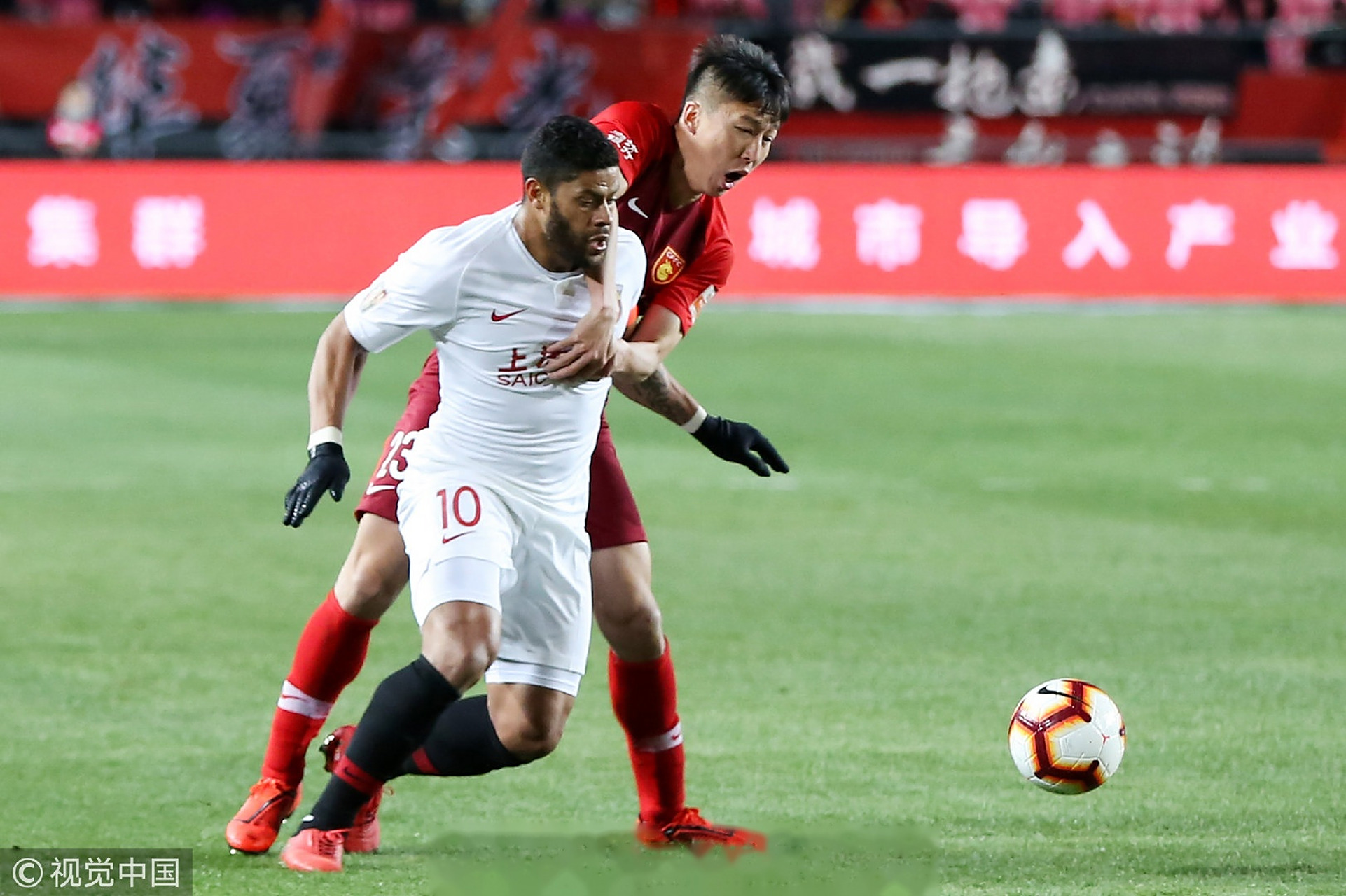 关于上港vs华夏幸福,争夺胜利称霸赛场的信息 关于上港vs华夏幸福,争夺胜利称霸赛场的信息