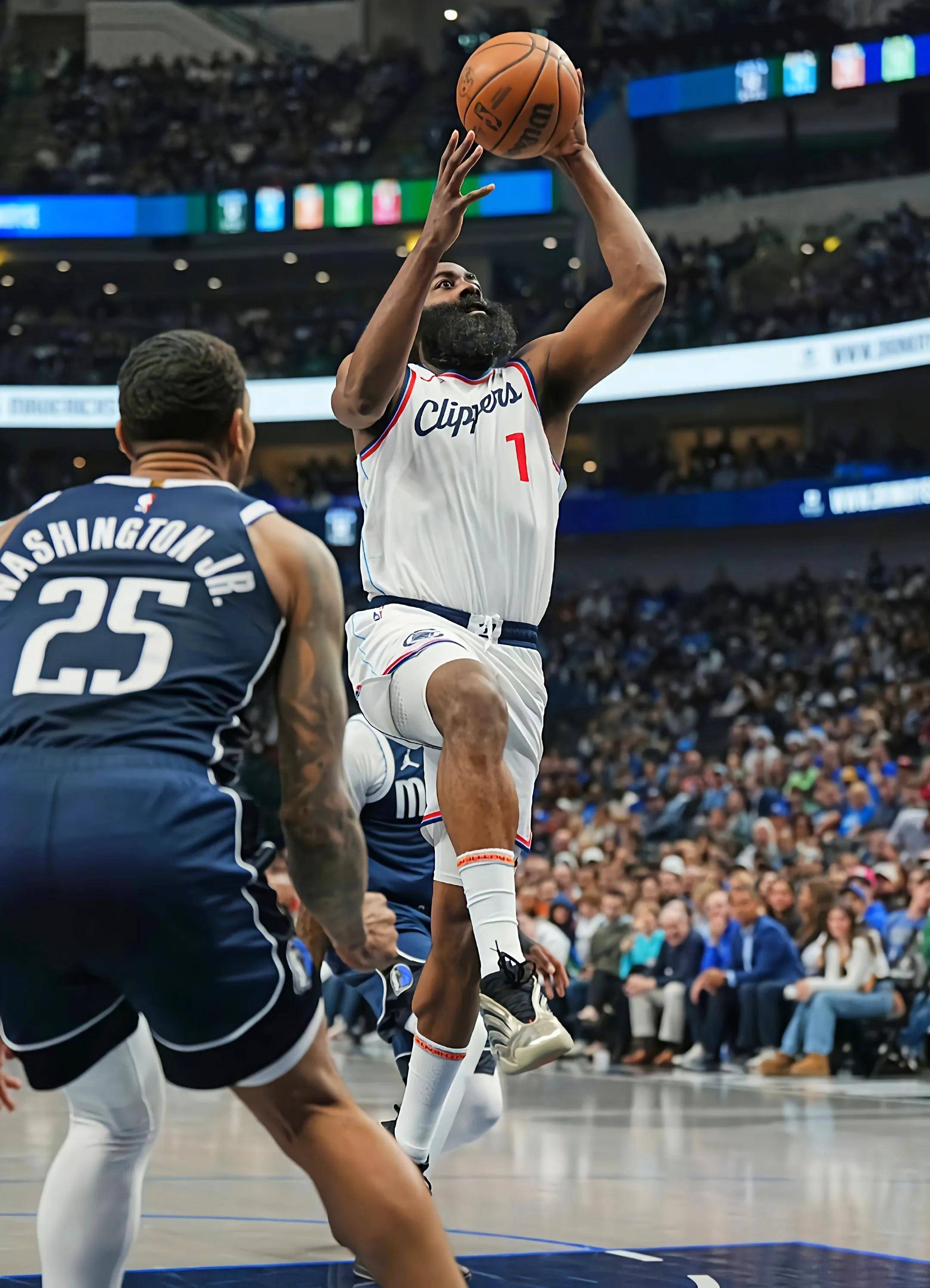 关于开拓者主场大胜独行侠，保持西部前八位置的信息