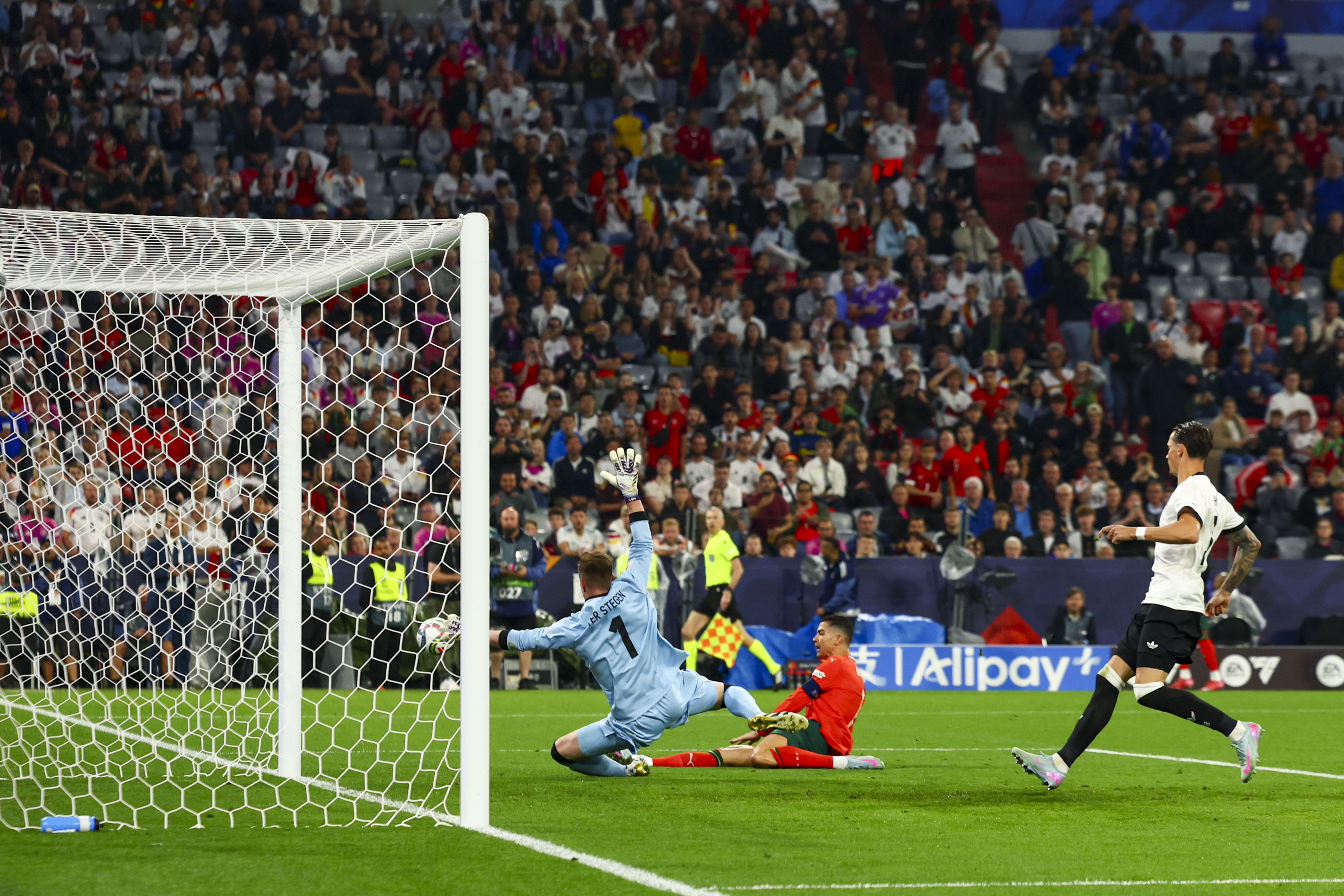 葡萄牙国脚在国际足球大赛中斩获胜利