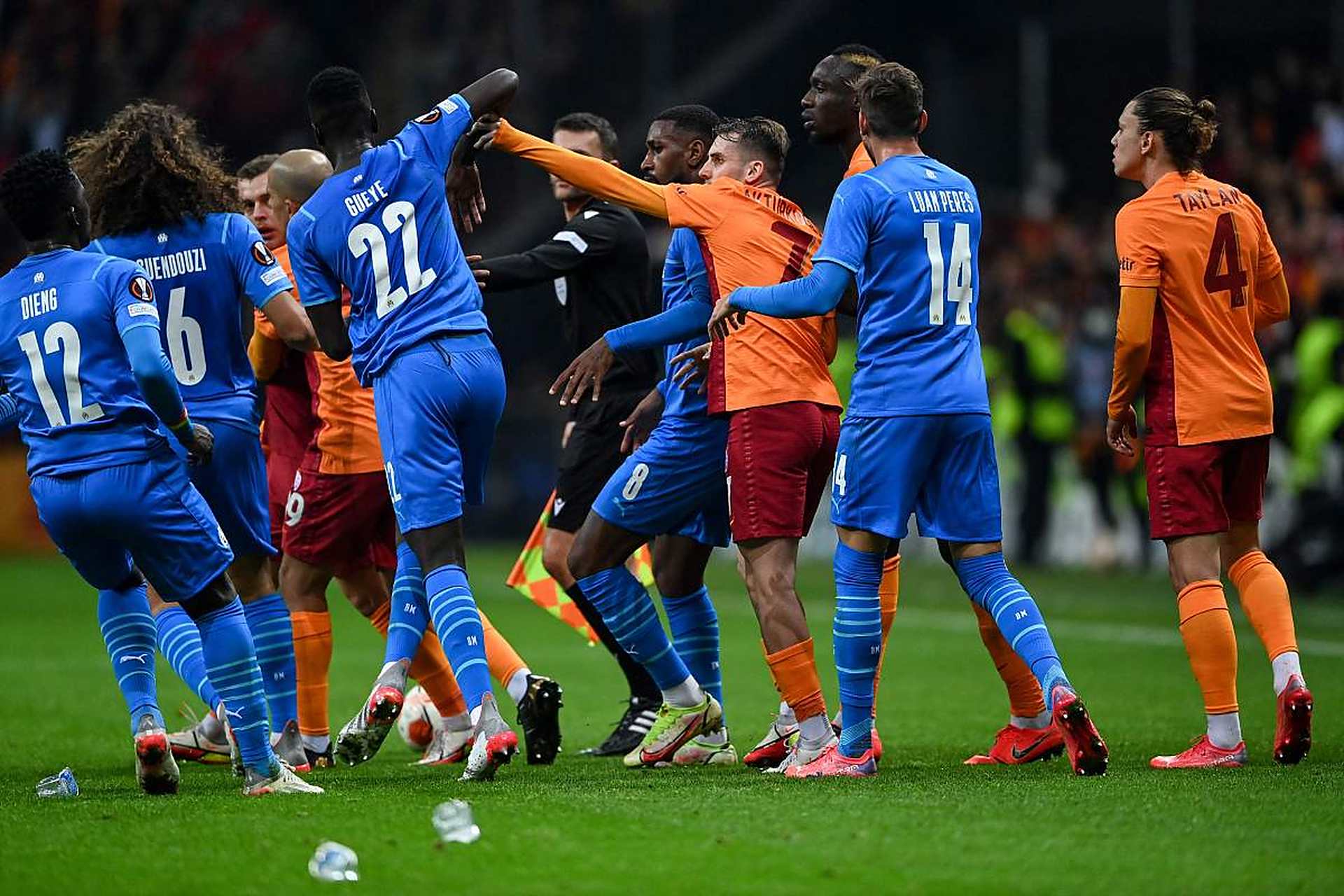 欧预赛激烈角逐，球员们奋力拼搏争胜的简单介绍