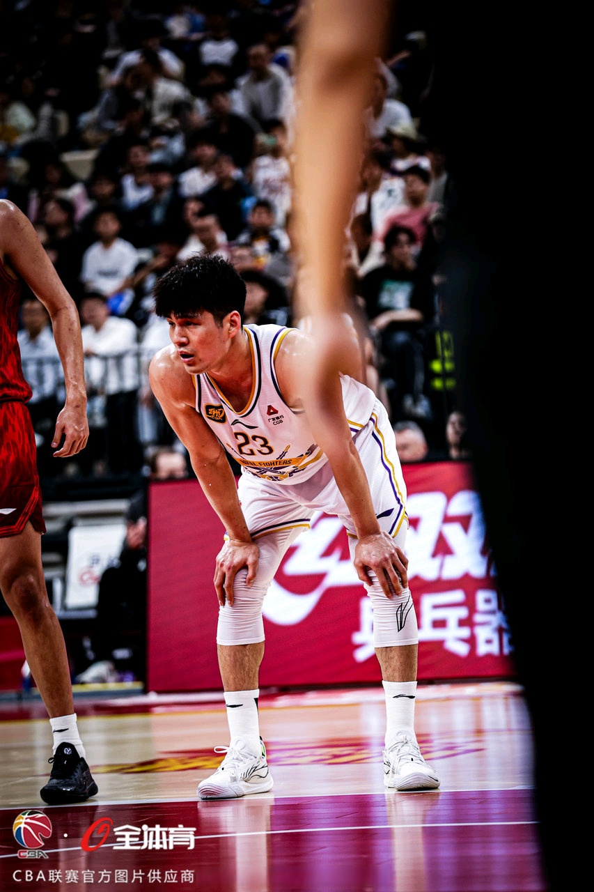 深圳队客场战胜江苏队，喜获连胜