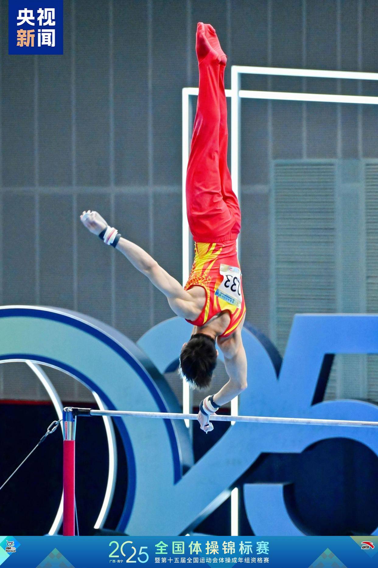 运动员在比赛中发挥超凡技艺，夺得冠军