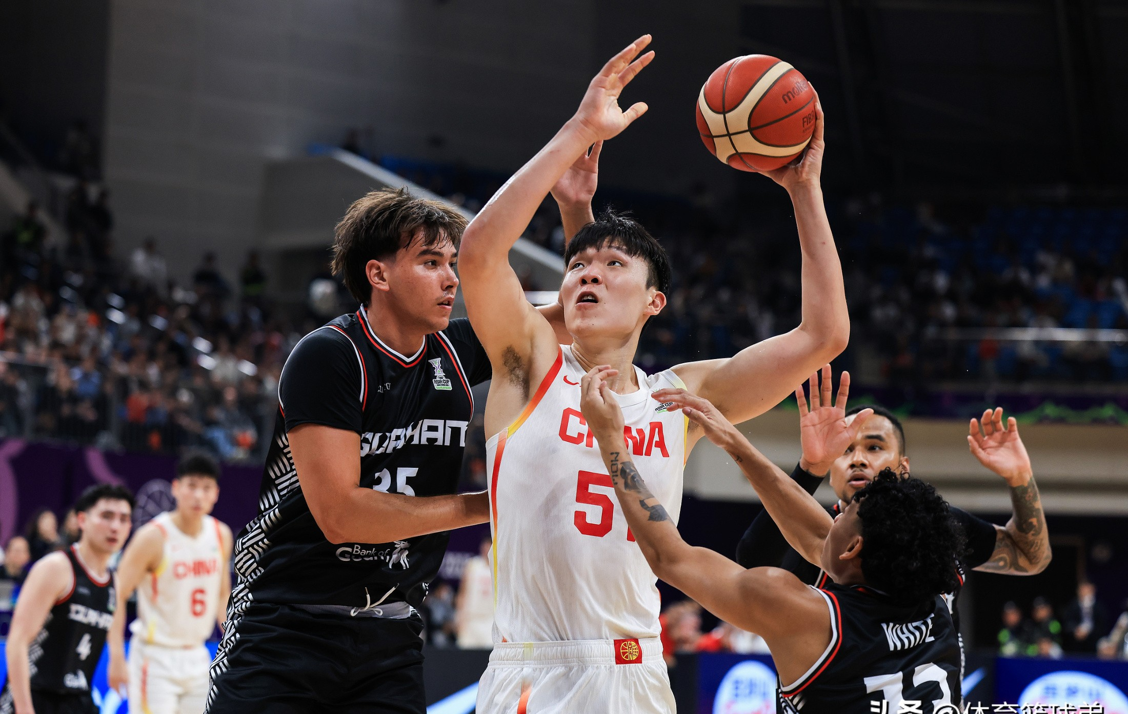 球员们在比赛中展现出良好的体能素质