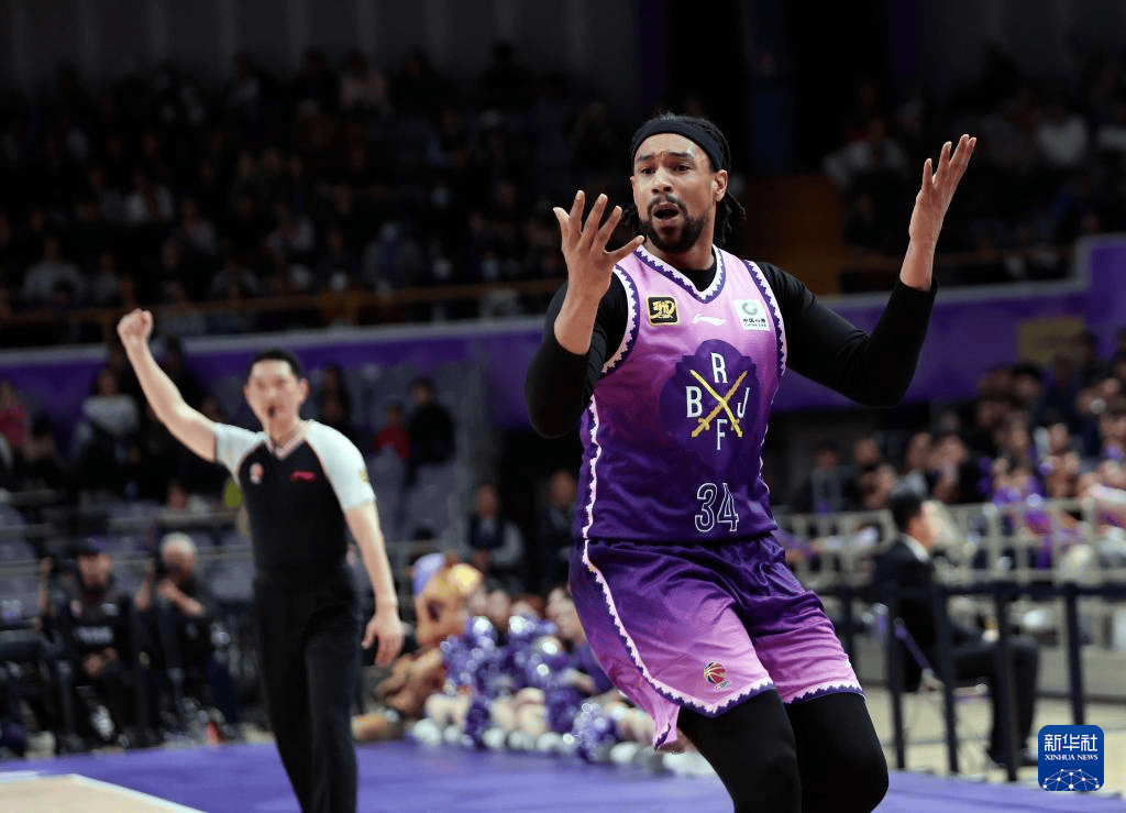 包含北控男篮客场击败对手，取得关键胜利的词条