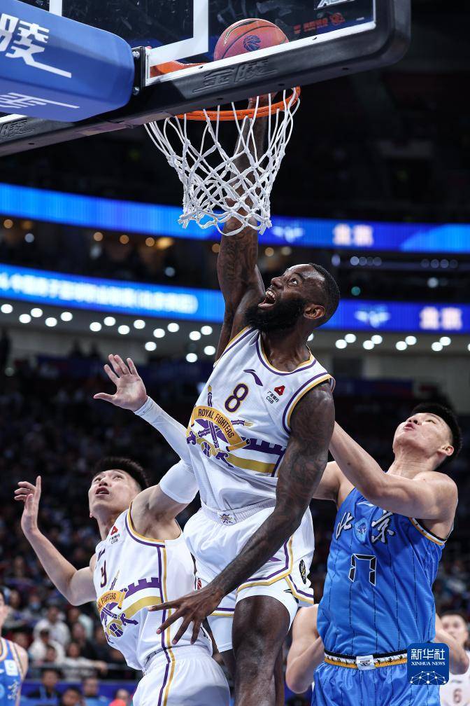 包含北控男篮客场击败对手，取得关键胜利的词条