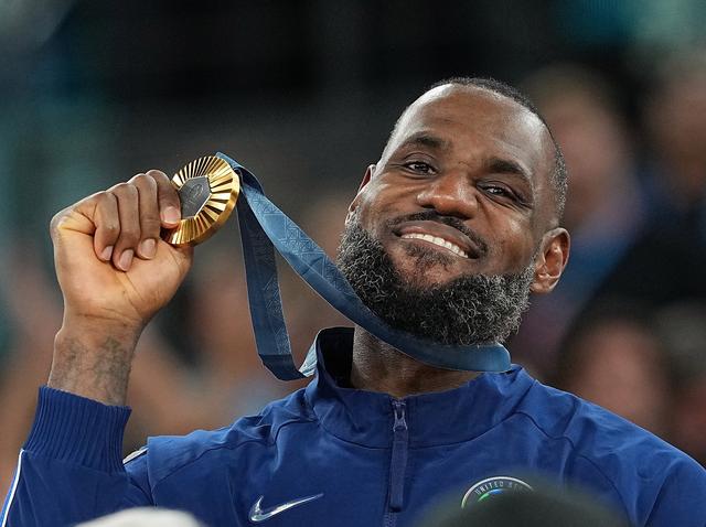 美国男篮捧起世界杯冠军奖杯 美国男篮捧起世界杯冠军奖杯