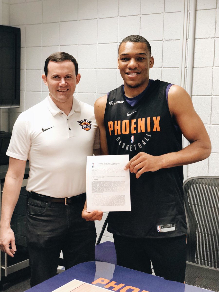 包含职业球队签下新秀，引发球迷狂热的词条