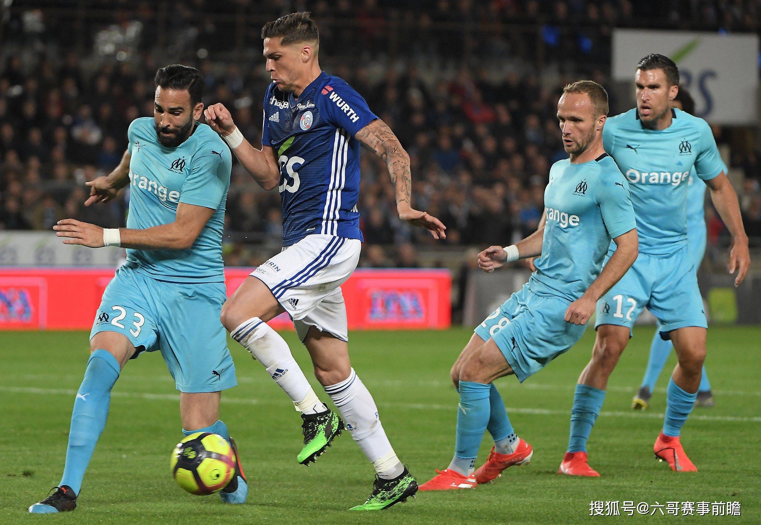 关于圣埃蒂安在主场迎战里昂，双方实力半斤八两的信息