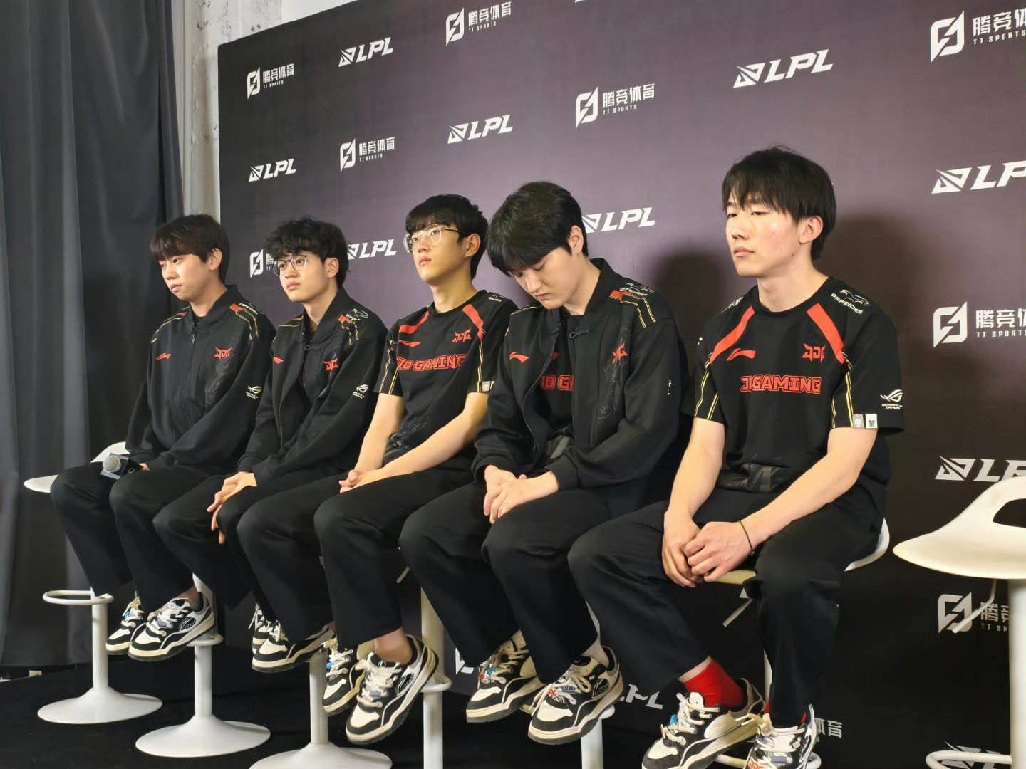 JDG横扫RNG，Bin团战一打五全球总决赛2:1（北京）