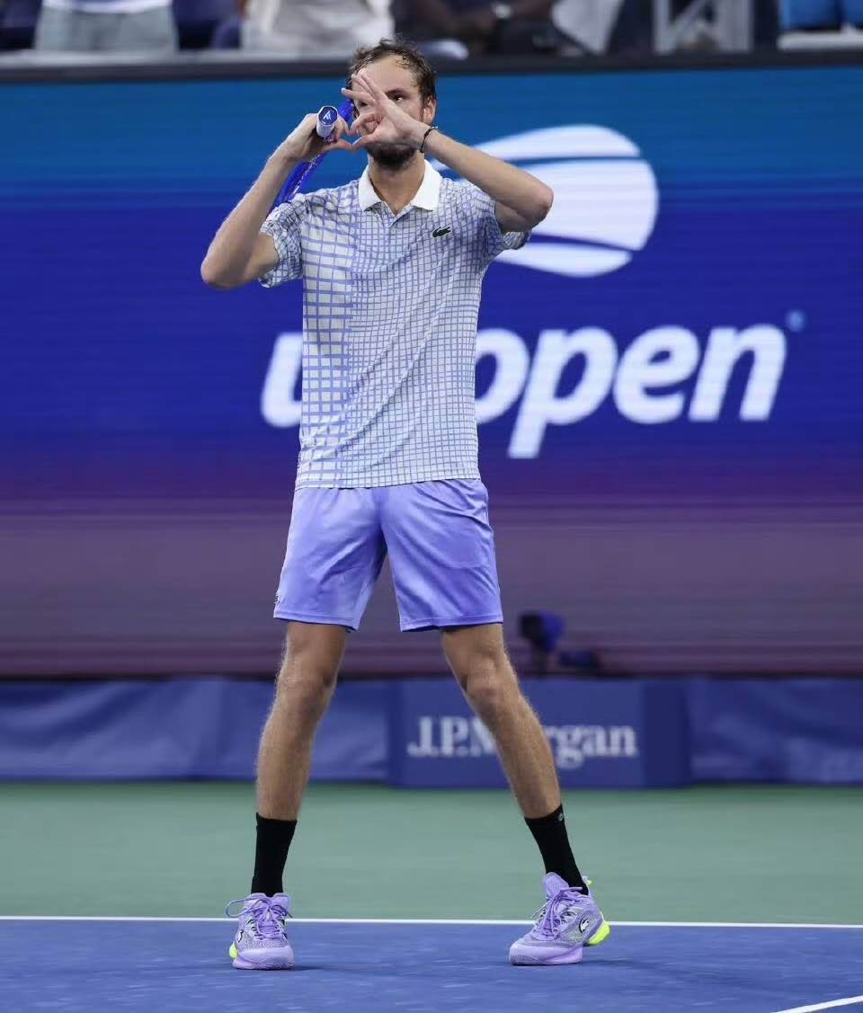 德国网球队险胜意大利网球队，克耶高斯统治全场的简单介绍