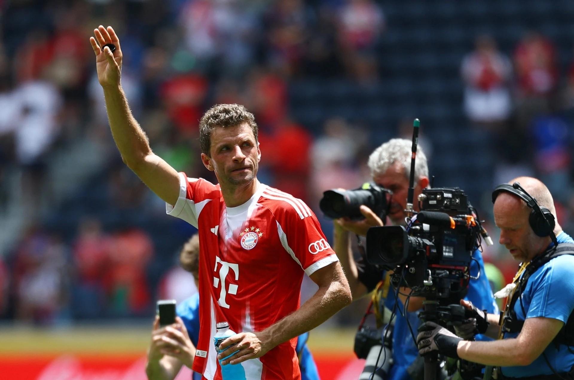 拜仁慕尼黑主场力克沙尔克04，实现胜利