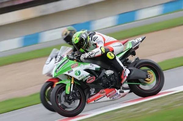 赛车惊险逆转取胜，粉丝狂欢不已