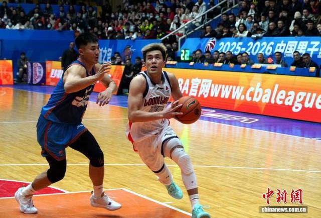 马刺完胜广州队，郭艾伦状态火热